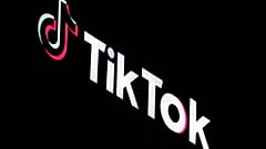 El logo de TikTok, sobre una pantalla