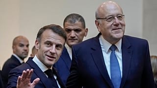 Fransa Cumhurbaşkanı Emmanuel Macron, 17 Ocak 2025 Cuma günü Beyrut'a varışında Lübnan'ın geçici Başbakanı Necip Mikati ile yaptığı görüşmenin ardından, sağda. 