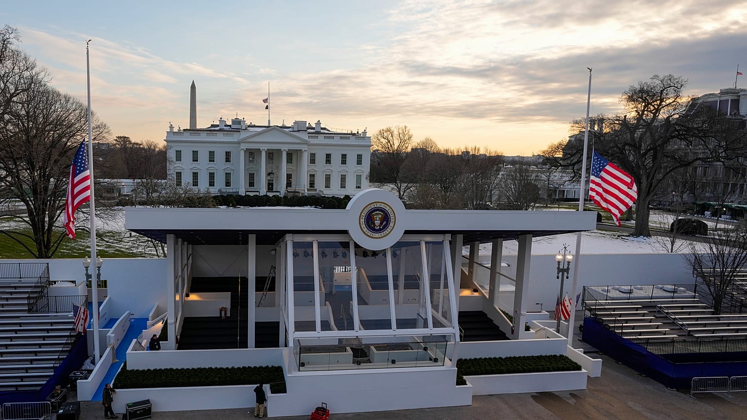 Los trabajadores continúan con los toques finales a la Casa Blanca el jueves 16 de enero de 2025, antes de la toma de posesión del presidente Trump