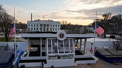 Arbeiter arbeiten am Donnerstag, 16. Januar 2025, im Vorfeld der Amtseinführung von Präsident Trump an den letzten Feinheiten der Präsidententribüne vor dem Weißen Haus