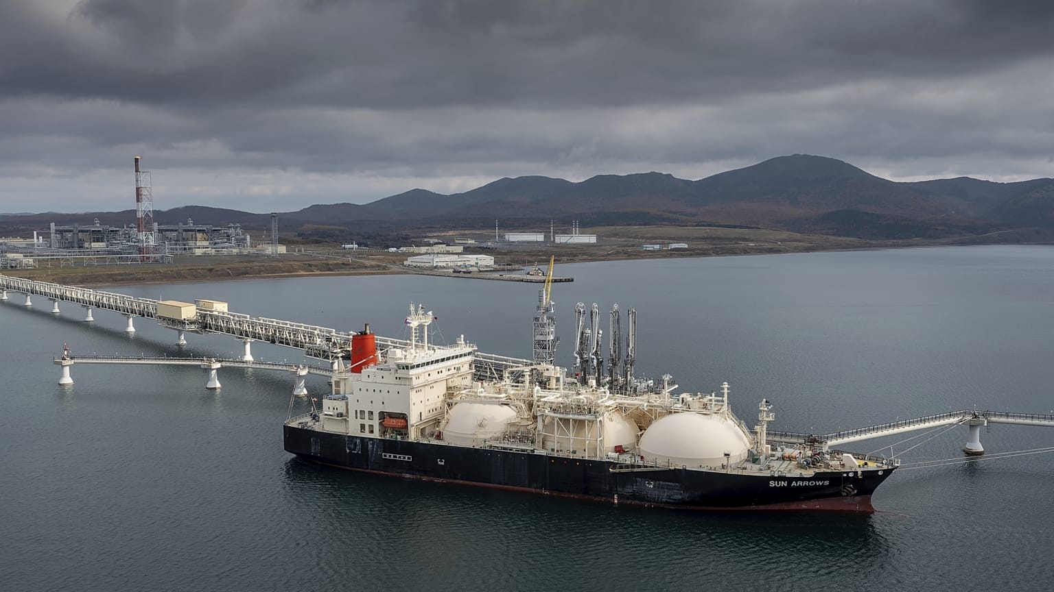 Archív fotó: cseppfolyósított földgázt (LNG) szállító tartályhajó Prigorodnoje kikötőjében