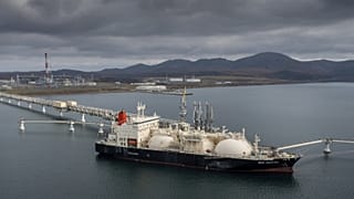 Archív fotó: cseppfolyósított földgázt (LNG) szállító tartályhajó Prigorodnoje kikötőjében