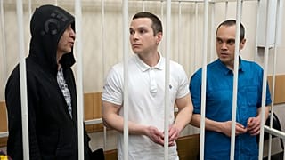Bir zamanlar Navalny'yi temsil eden avukatlar Igor Sergunin, Alexei Liptser ve Vadim Kobzev, Petushki'de bir mahkeme salonunda