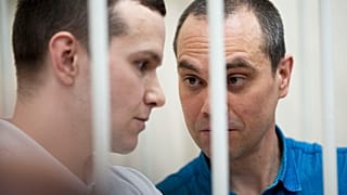 Адвокаты Алексей Липцер и Вадим Кобзев, представлявшие интересы покойного лидера оппозиции Алексея Навального, в зале суда в Петушках Владимирской области, 17 января 2025 г.