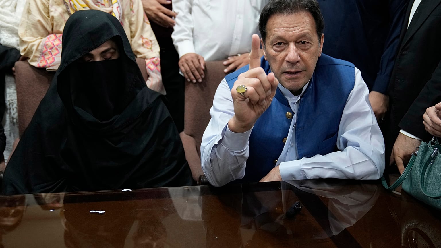 O antigo primeiro-ministro do Paquistão, Imran Khan, e a sua mulher, Bushra Bibi.