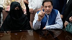 Pakistan'ın eski Başbakanı Imran Khan ve eşi Bushra Bibi.