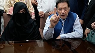 L'ex primo ministro pakistano Imran Khan e sua moglie Bushra Bibi.