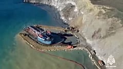 Bemühungen zur Eindämmung des Ölteppichs aus dem auf Grund gelaufenen Tanker gehen nach Fertigstellung der technischen Barriere weiter