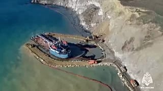 Bemühungen zur Eindämmung des Ölteppichs aus dem auf Grund gelaufenen Tanker gehen nach Fertigstellung der technischen Barriere weiter