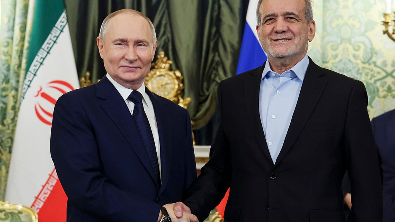 Vladimir Putin, presidente da Rússia (à esquerda) com o homólogo iraniano, Masoud Pezeshkian, em Moscovo. 