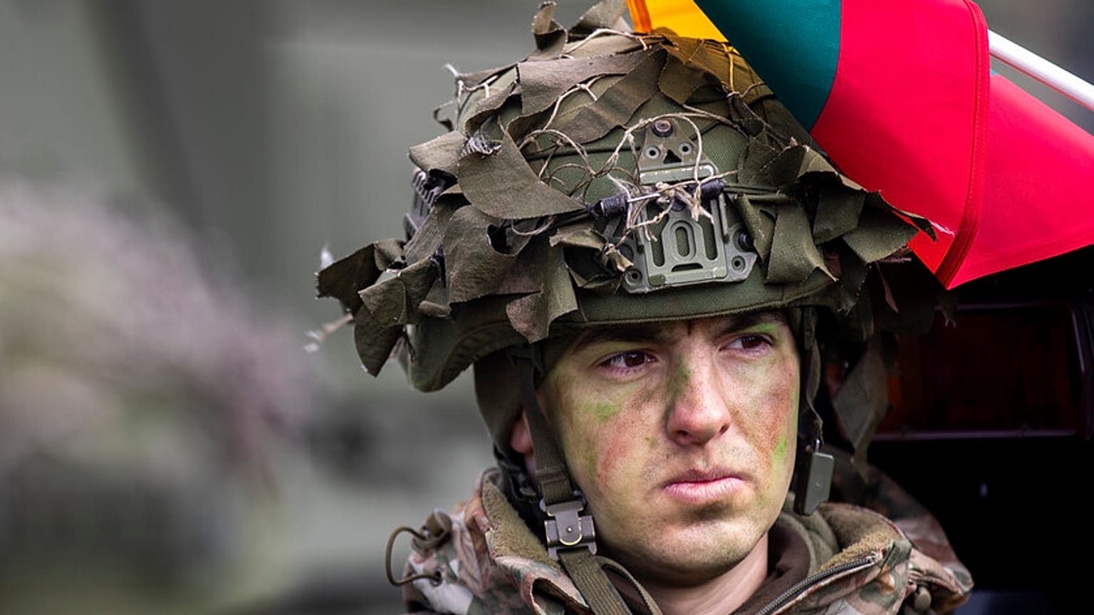 Un soldat lituanien lors d'un exercice militaire près de la trouée de Suwalki, à la frontière polonaise, dans le village de Dirmiskes, en Lituanie, le vendredi 26 avril 2024.
