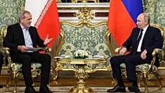 الرئيس الروسي فلاديمير بوتين والرئيس الإيراني مسعود بيزشكيان يتحدثان مع بعضهما البعض خلال اجتماعهما في الكرملين في موسكو، روسيا، الجمعة 17 يناير/كانون الثاني 2025