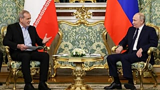 الرئيس الروسي فلاديمير بوتين والرئيس الإيراني مسعود بيزشكيان يتحدثان مع بعضهما البعض خلال اجتماعهما في الكرملين في موسكو، روسيا، الجمعة 17 يناير/كانون الثاني 2025