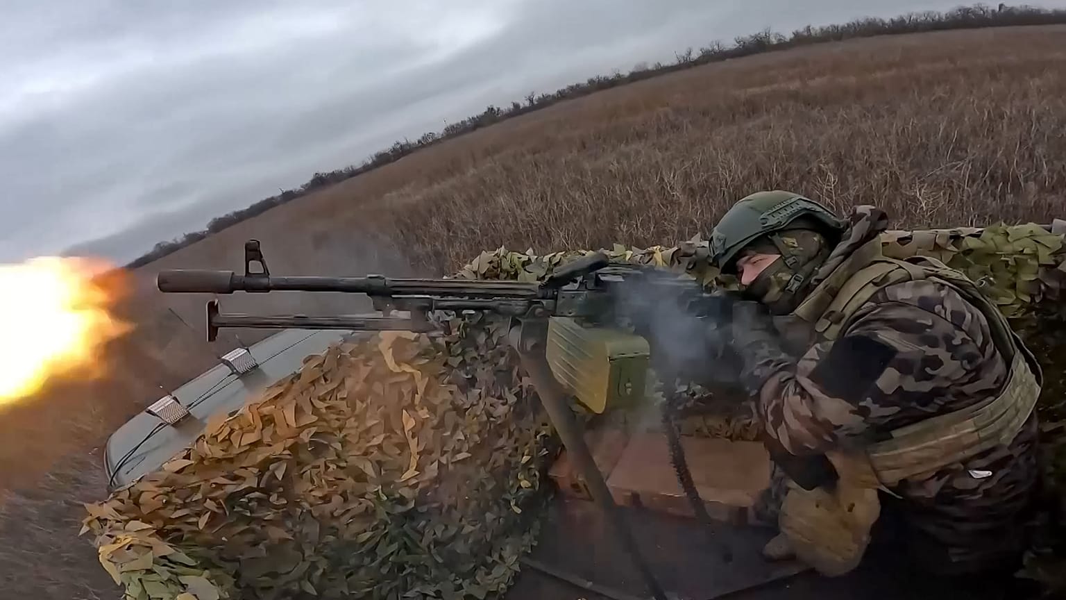 Orosz katona igyekszik lelőni egy ukrán drónt