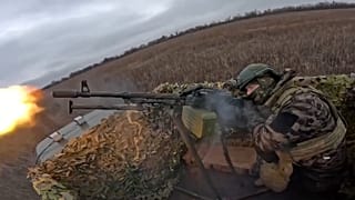 Orosz katona igyekszik lelőni egy ukrán drónt