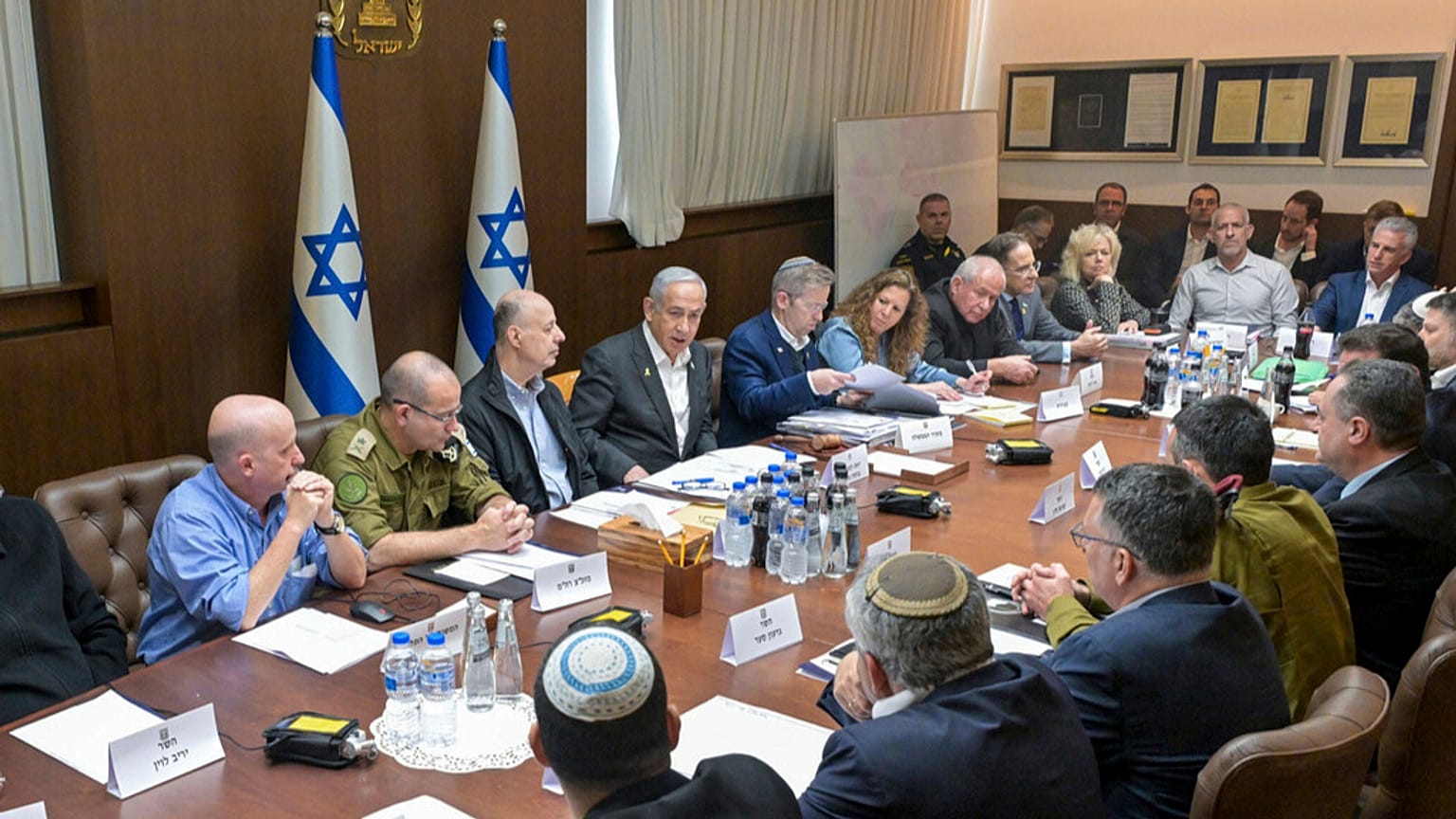 İsrail Başbakanı Benjamin Netanyahu, ortada, bir anlaşmaya varıldığını teyit ettikten sonra ateşkes anlaşmasını oylamak üzere güvenlik kabinesini topladı.