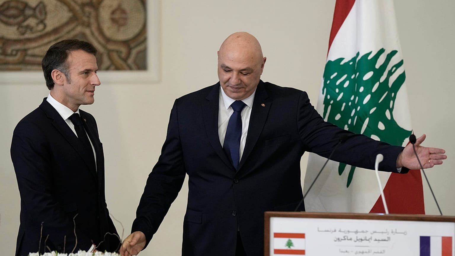 الرئيس الفرنسي إيمانويل ماكرون يرافقه الرئيس اللبناني جوزيف عون، بعد مؤتمر صحفي  بالقصر الرئاسي في بعبدا، لبنان، الجمعة، 17 يناير، 2025. 