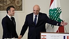 الرئيس الفرنسي إيمانويل ماكرون يرافقه الرئيس اللبناني جوزيف عون، بعد مؤتمر صحفي  بالقصر الرئاسي في بعبدا، لبنان، الجمعة، 17 يناير، 2025. 
