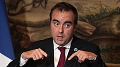 Fransa Savunma Bakanı Sebastien Lecornu, Alman mevkidaşı Boris Pistorius ile Paris'te gerçekleştirdiği ikili görüşmenin ardından düzenlenen basın toplantısında konuşuyor, 6 Kasım 2024.