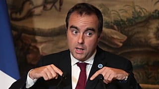 Fransa Savunma Bakanı Sebastien Lecornu, Alman mevkidaşı Boris Pistorius ile Paris'te gerçekleştirdiği ikili görüşmenin ardından düzenlenen basın toplantısında konuşuyor, 6 Kasım 2024.