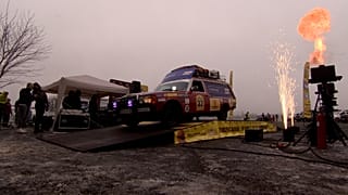 Elindul a halottaskocsiból készült rallyautó a Budapest-Bamako Rally rajtján