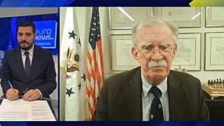 Ο Τζόν Μπόλτον στο euronews και τον δημοσιογράφο Γιώργο Δημητρόπουλο