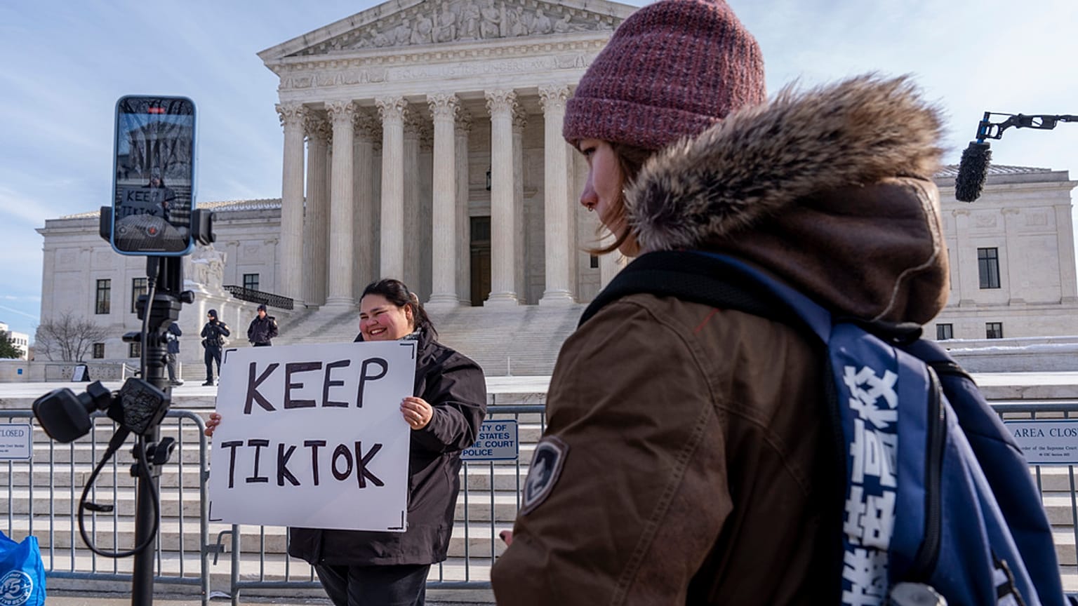 Callie Goodwin aus Columbia, S.C., hält ein Schild zur Unterstützung von TikTok vor dem Obersten Gerichtshof, Freitag, 10. Januar 2025, in Washington.