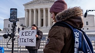 Callie Goodwin aus Columbia, S.C., hält ein Schild zur Unterstützung von TikTok vor dem Obersten Gerichtshof, Freitag, 10. Januar 2025, in Washington.