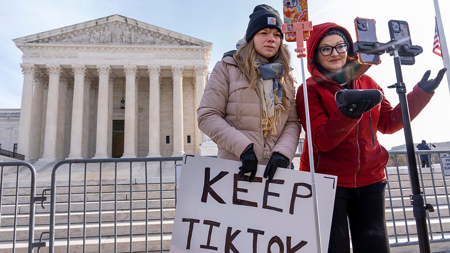 Utilizadoras do TikTok em frente ao Supremo Tribunal dos EUA