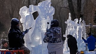 Les sculptures de glace du diable séduisent lors d'un festival de montagne tchèque