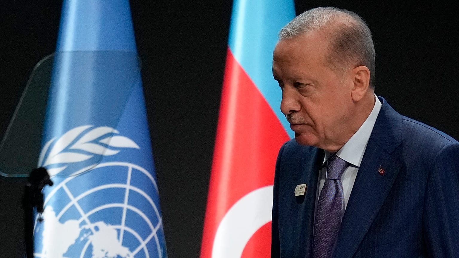 Cumhurbaşkanı Recep Tayyip Erdoğan, Bakü'de düzenlenen COP29'da yaptığı konuşma sonrası kürsüden ayrılırken, 12 Kasım 2024
