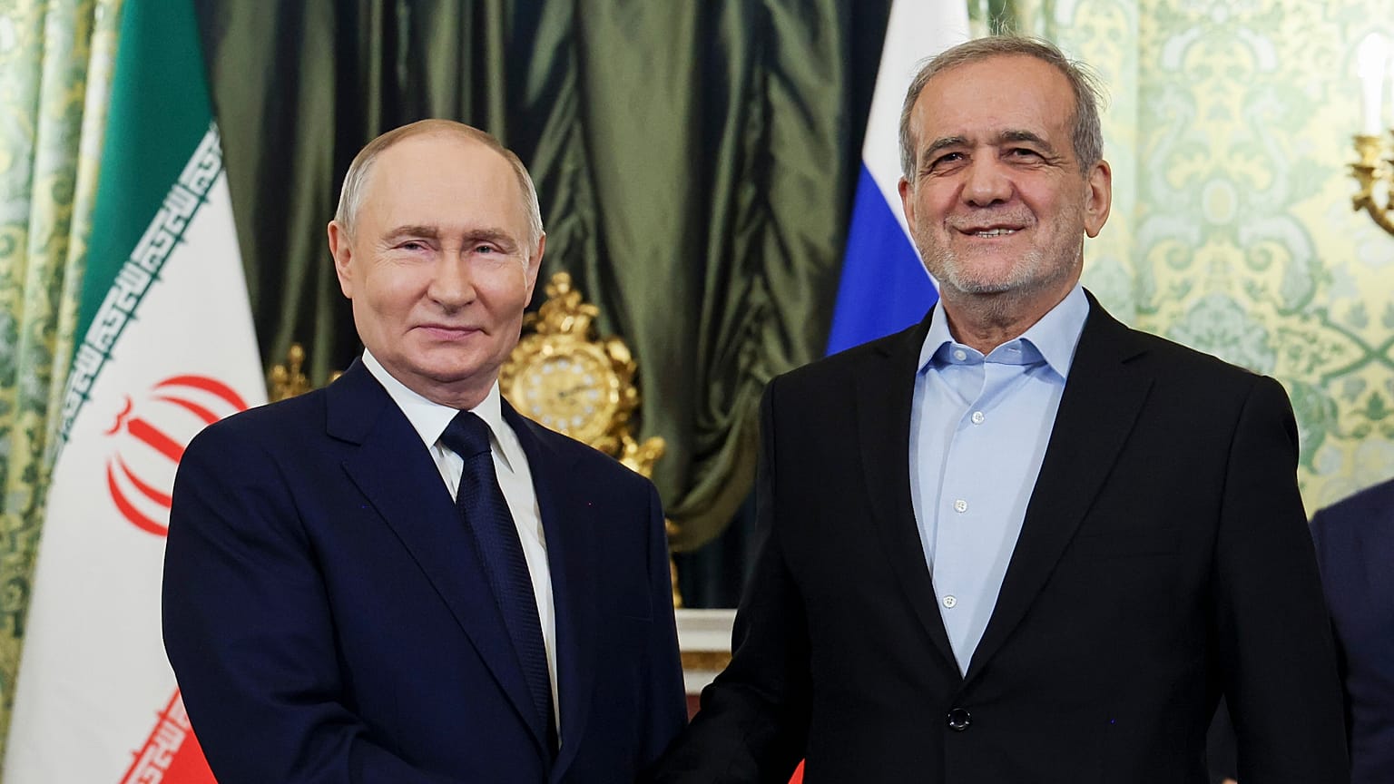 Rusya Devlet Başkanı Vladimir Putin ve İran Cumhurbaşkanı Mesud Pezeşkiyan, Kremlin'de el sıkışıyor, 17 Ocak 2025