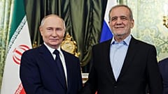 Rusya Devlet Başkanı Vladimir Putin ve İran Cumhurbaşkanı Mesud Pezeşkiyan, Kremlin'de el sıkışıyor, 17 Ocak 2025