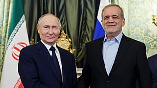 Rusya Devlet Başkanı Vladimir Putin ve İran Cumhurbaşkanı Mesud Pezeşkiyan, Kremlin'de el sıkışıyor, 17 Ocak 2025