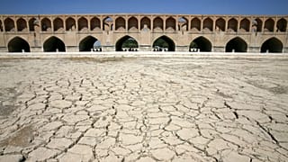 زاینده رود خشک شده در اصفهان (عکس از آرشیو)