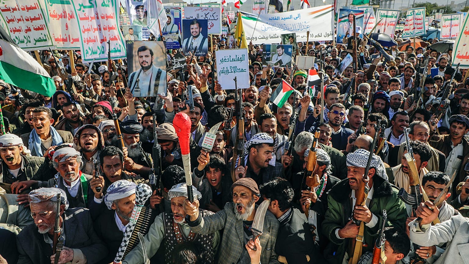 أنصار الحوثيين يهتفون بشعارات خلال مسيرة مناهضة للولايات المتحدة وإسرائيل في صنعاء، اليمن، الجمعة، 17 يناير/كانون الثاني 2025.