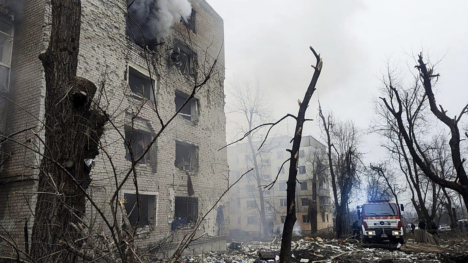 Os bombeiros apagam o fogo depois de um foguete russo ter atingido um edifício de apartamentos em Kryvyi Rih, a 17 de janeiro de 2025