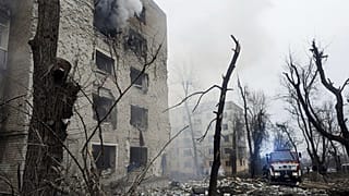 Les pompiers éteignent le feu après qu'une roquette russe ait touché un immeuble d'habitation à Kryvyi Rih, le 17 janvier 2025.