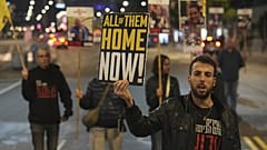 Israelische Demonstranten fordern die Freilassung von Geiseln durch die Hamas vor dem Sitz des Verteidigungsministeriums in Tel Aviv, 17. Dezember 2024