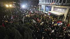 Menschen protestieren vor der Zentrale des staatlichen Fernsehens, nachdem ein Student in Belgrad von einem Auto angefahren und schwer verletzt wurde, 17. Januar 2025