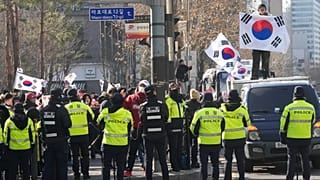 مؤيدو الرئيس الكوري الجنوبي المعزول يون سوك يول ينظمون تجمعاً لمعارضة عزله  في سول، كوريا الجنوبية، السبت 18 يناير/كانون الثاني 2025