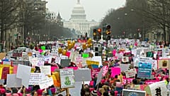 FILE - Demonstranten halten Schilder auf der Pennsylvania Avenue während des Women's March in Washington am Samstag, 19. Januar 2019. (AP Photo/Jose Luis Magana)
