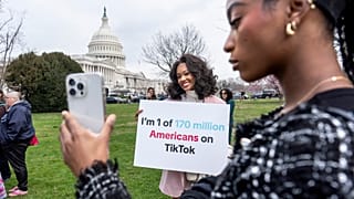 TikTok tutkunları Mona Swain (ortada) ve kız kardeşi Rachel Swain (sağda), Kongre Binası'nda bir pankartla. Pankartta "TikTok'taki 170 milyon Amerikalıdan biriyim" yazıyor.