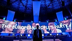 Ein Mitglied des Sicherheitspersonals steht vor dem Podium des EVP-Kongresses in Bukarest, Rumänien, Donnerstag, 7. März 2024.