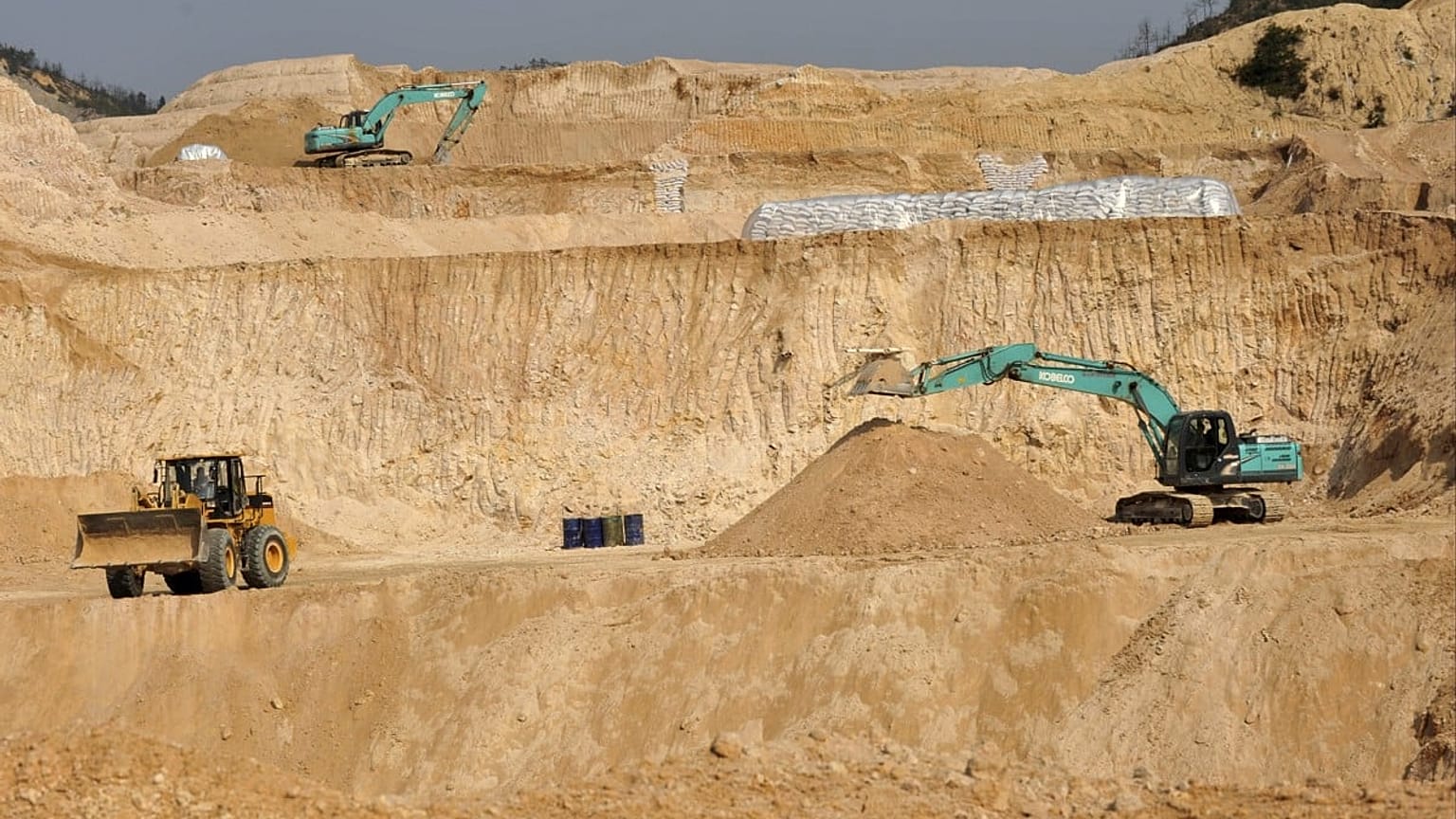 Doğu Çin'in Jiangxi eyaletindeki nadir toprak madeninde kullanılan makineler