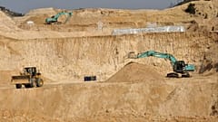 Doğu Çin'in Jiangxi eyaletindeki nadir toprak madeninde kullanılan makineler