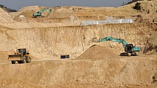 Doğu Çin'in Jiangxi eyaletindeki nadir toprak madeninde kullanılan makineler