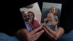 Yifat Zailer zeigt Fotos ihrer Familie, die von der Hamas im Gazastreifen als Geiseln gehalten werden, zu Hause in Herziliyya, Israel, Mittwoch, 15. Januar 2025