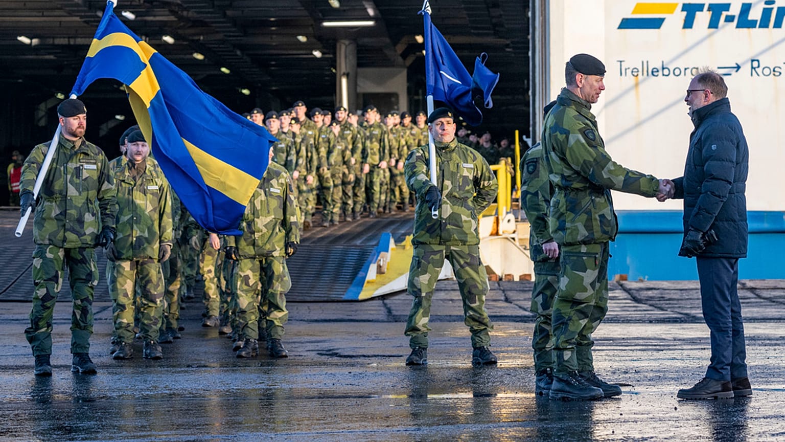 Schwedische Soldaten gehen im Hafen von Riga von Bord der Fähre "Huckleberry Finn", 18. Januar 2025.