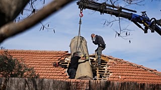 صاروخ أطلقه الحوثيون أصاب منزلاً في قرية ميفو بيتار بإسرائيل، يوم الثلاثاء، 14 يناير، 2025. 